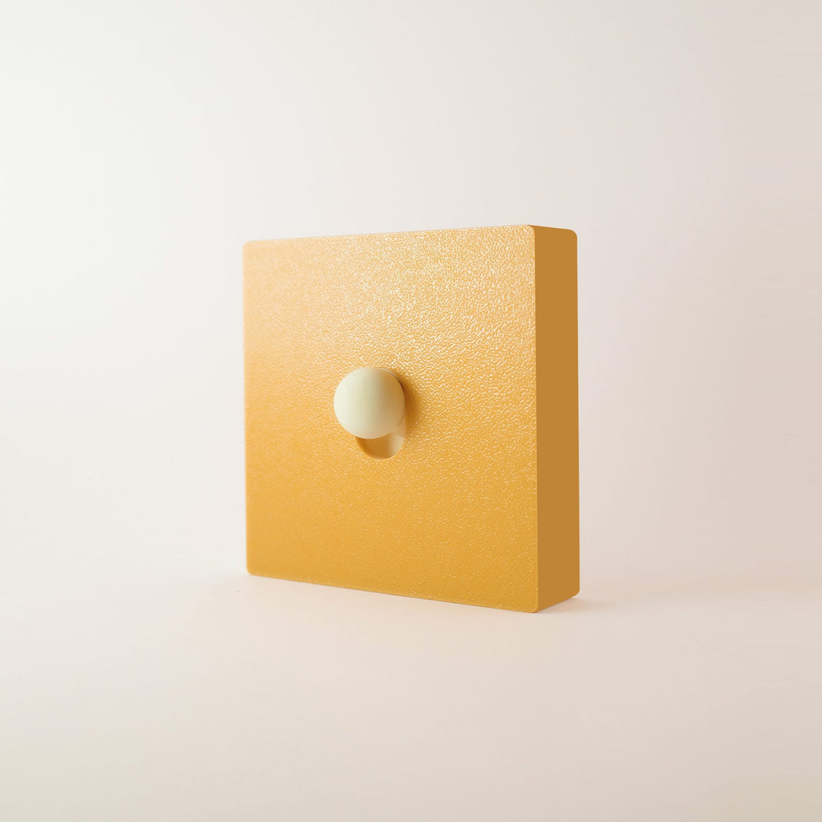 Cache interrupteur Ambre monobloc jaune ambre, façade et cadre en une seule pièce, bouton ivoire