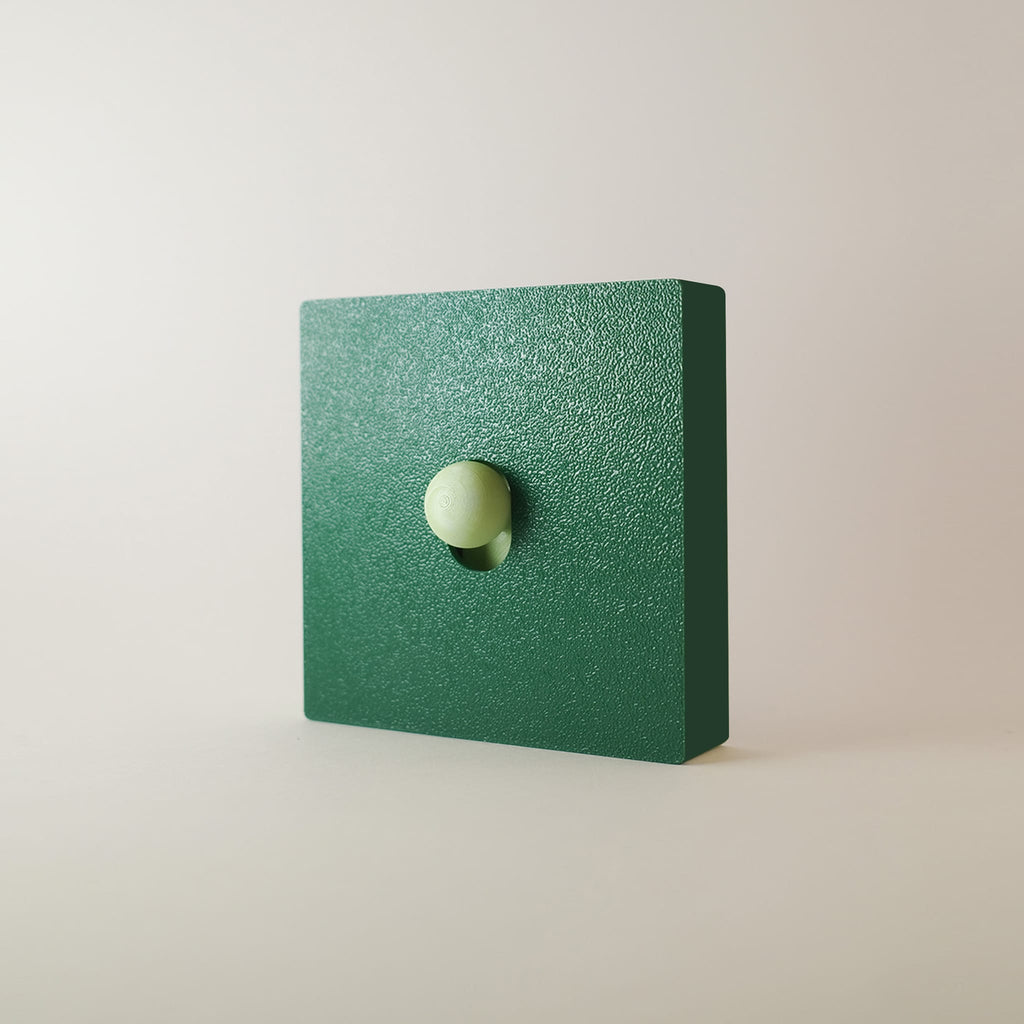 Cache interrupteur Cyprès monobloc vert cyprès, façade et cadre en une seule pièce, bouton vert matcha