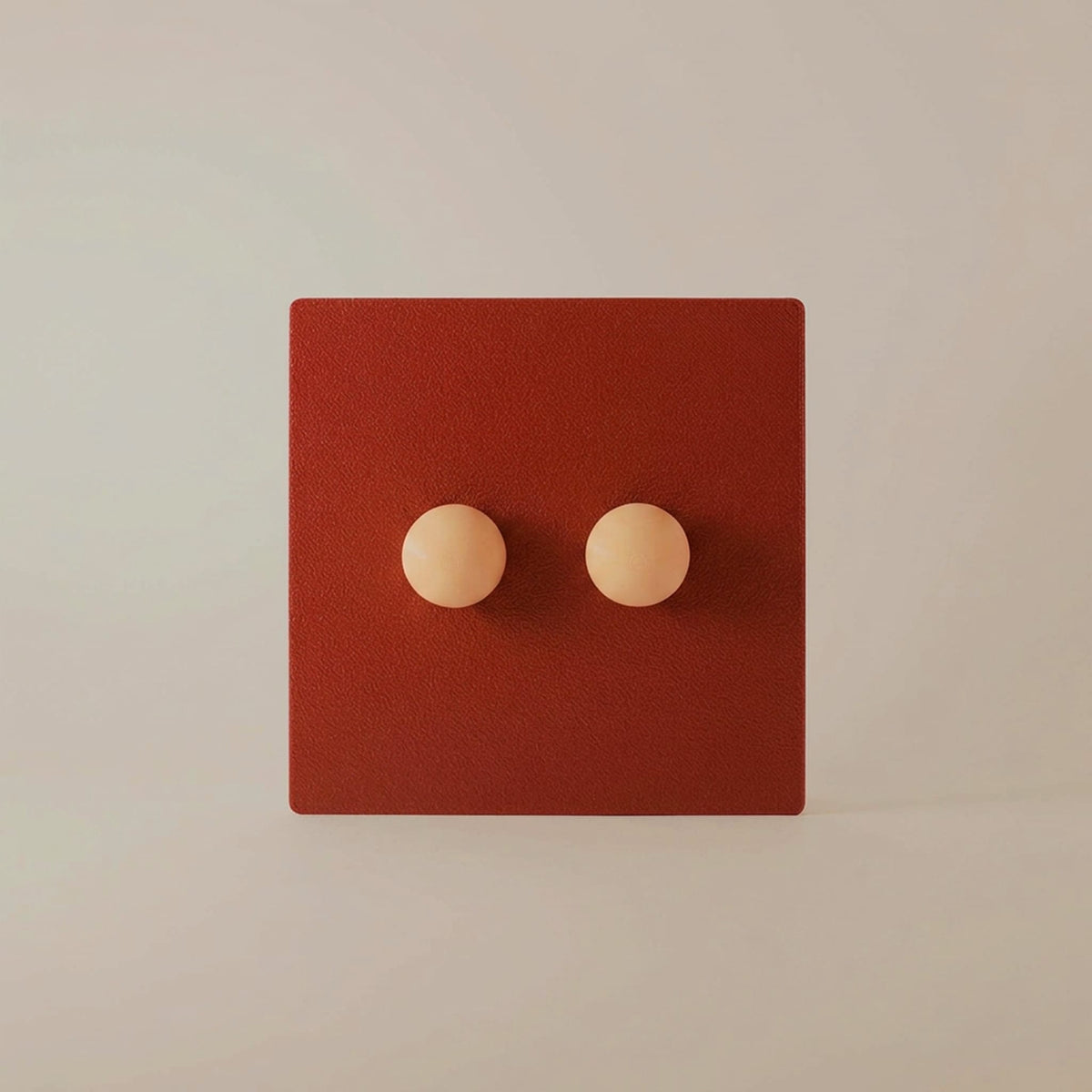 Cache interrupteur double Érable vue de face, façade rouge érable et boutons beige, Kovr