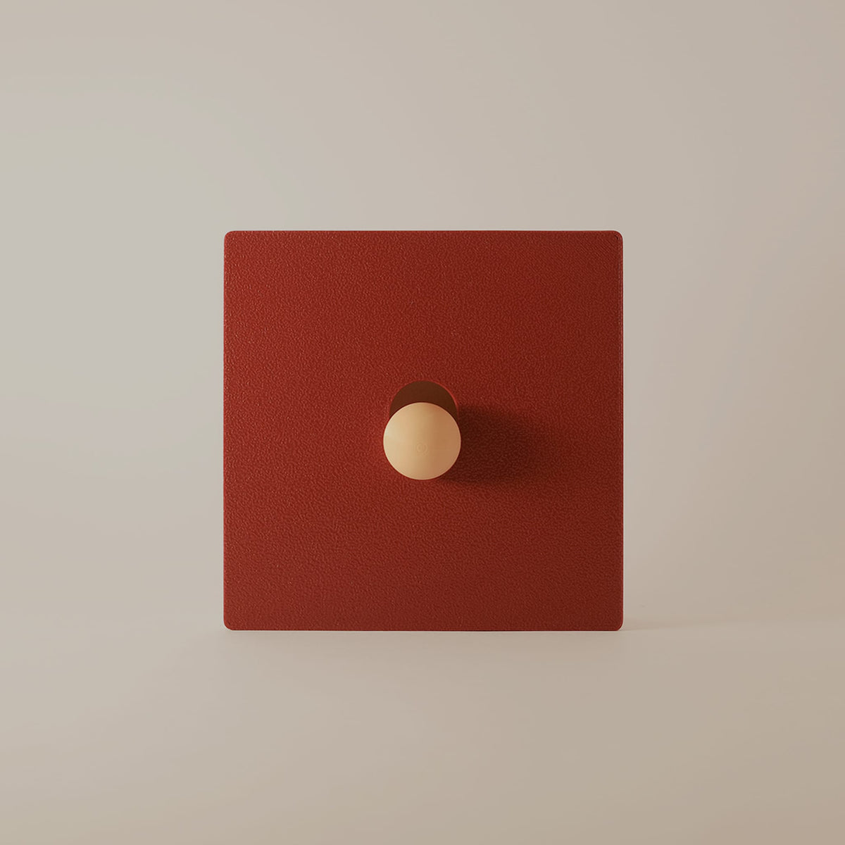 Cache interrupteur Érable vue de face, façade rouge érable et bouton beige, Kovr