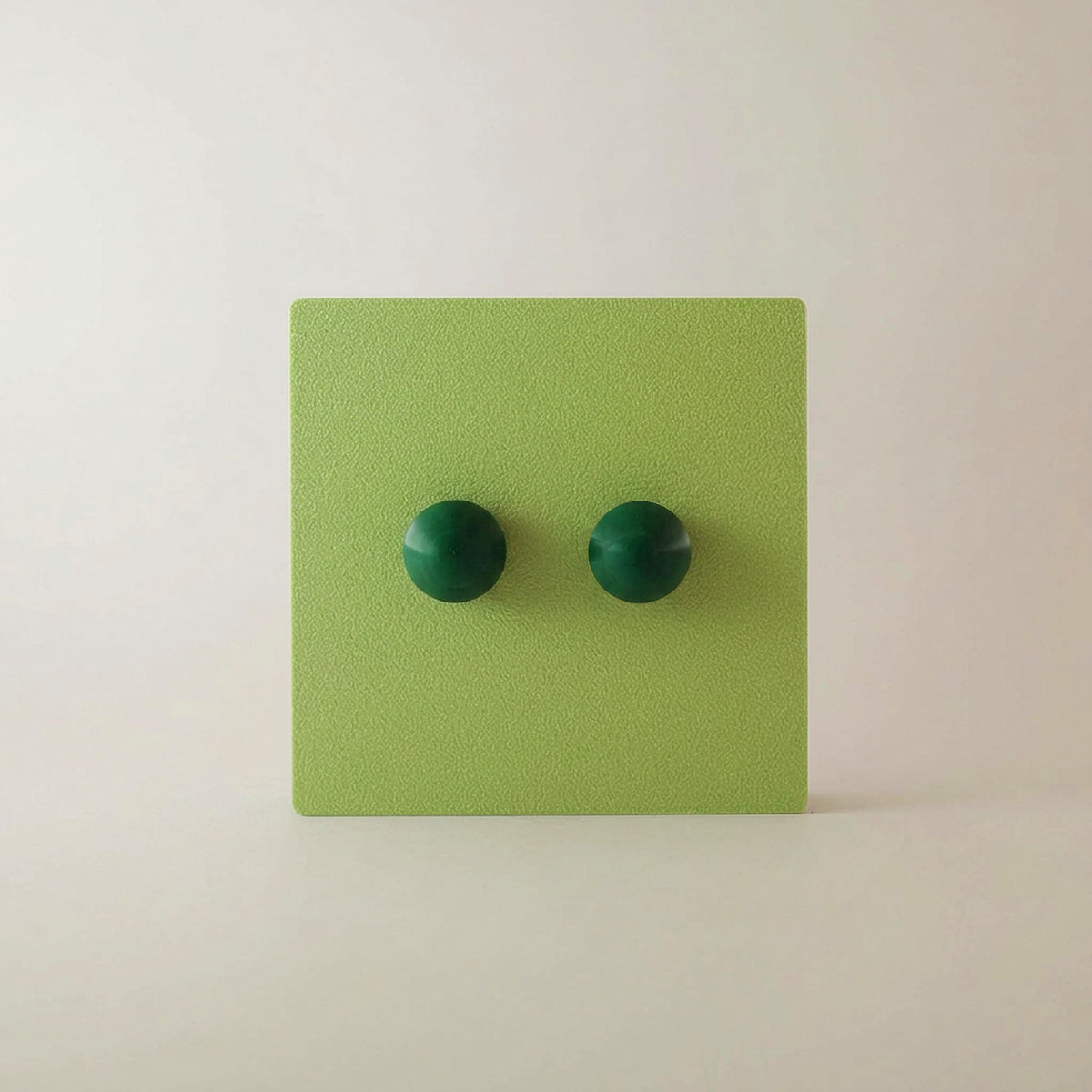 Cache interrupteur double Matcha vue de face, façade vert matcha et boutons vert cyprès, Kovr