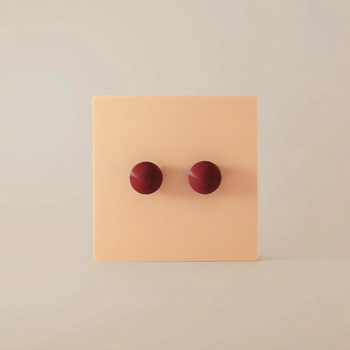 Cache interrupteur double Melba vue de face, façade beige et boutons rouge érable, Kovr