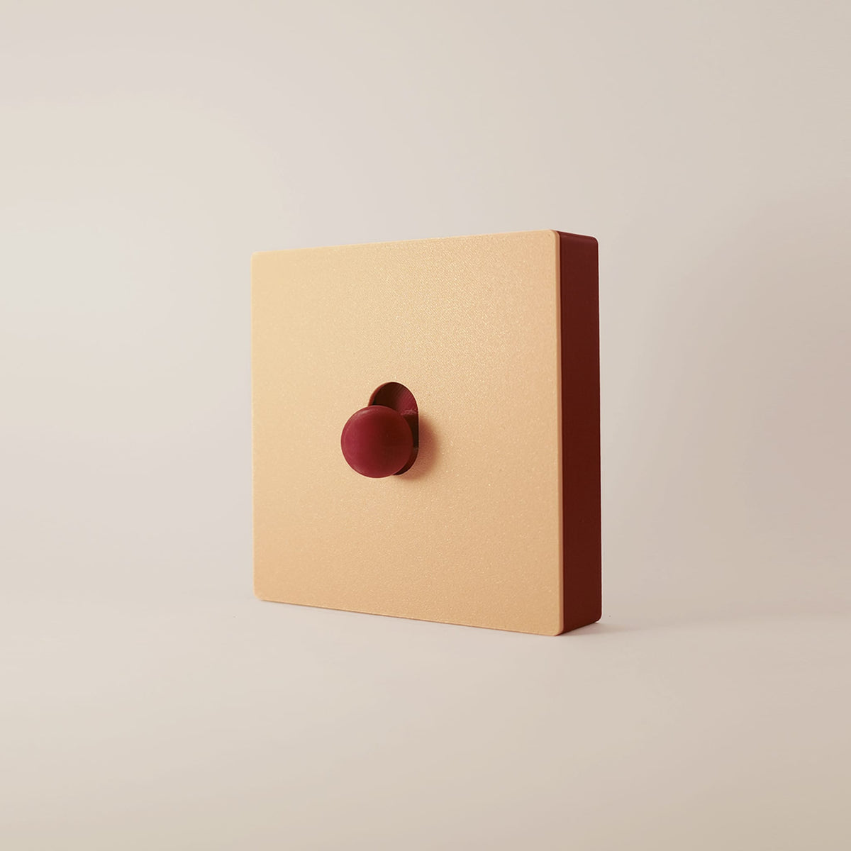Cache interrupteur Melba modulable beige et rouge érable, vue de profil