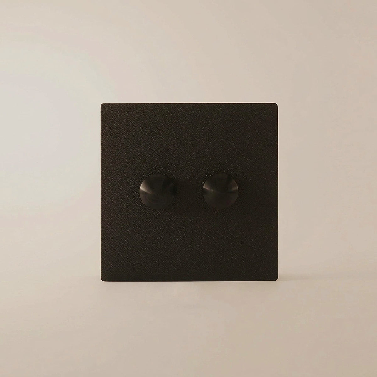 Cache interrupteur double monobloc Onyx noir, vue de face, Kovr