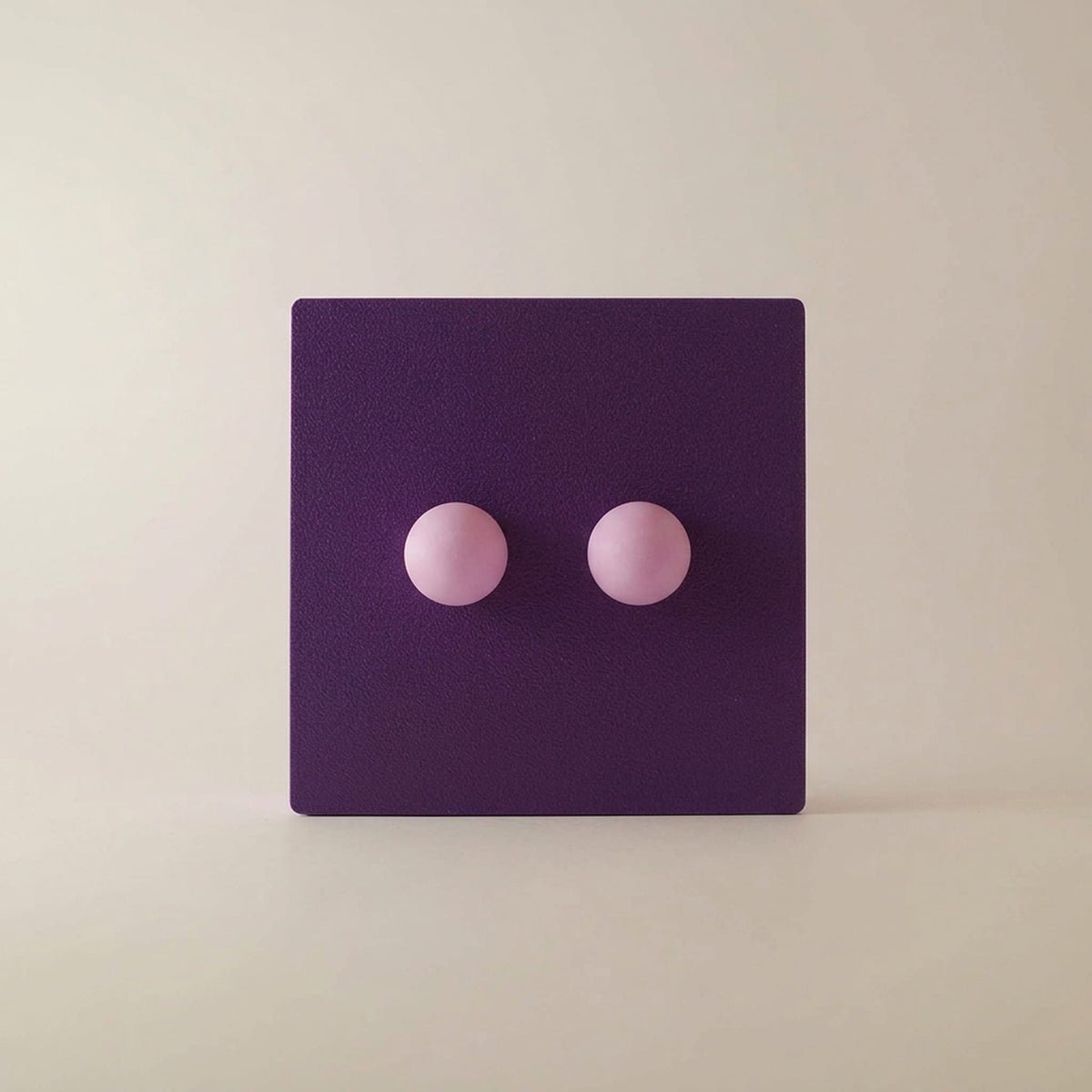 Cache interrupteur double Plum vue de face, façade violet indigo et boutons violet lila, Kovr
