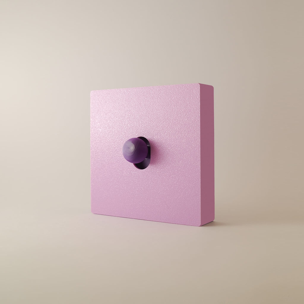 Cache interrupteur Lila monobloc violet lila, façade et cadre en une seule pièce, bouton violet indigo