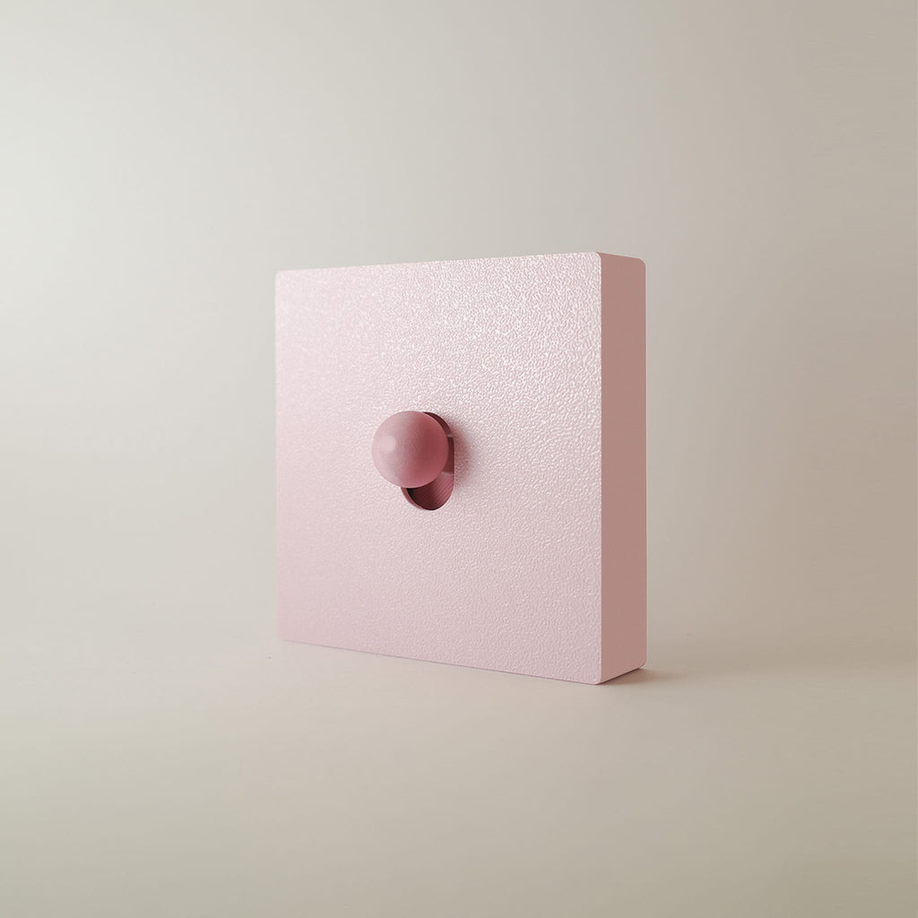 Cache interrupteur Mallow monobloc rose poudré, façade et cadre en une seule pièce, bouton rose pivoine