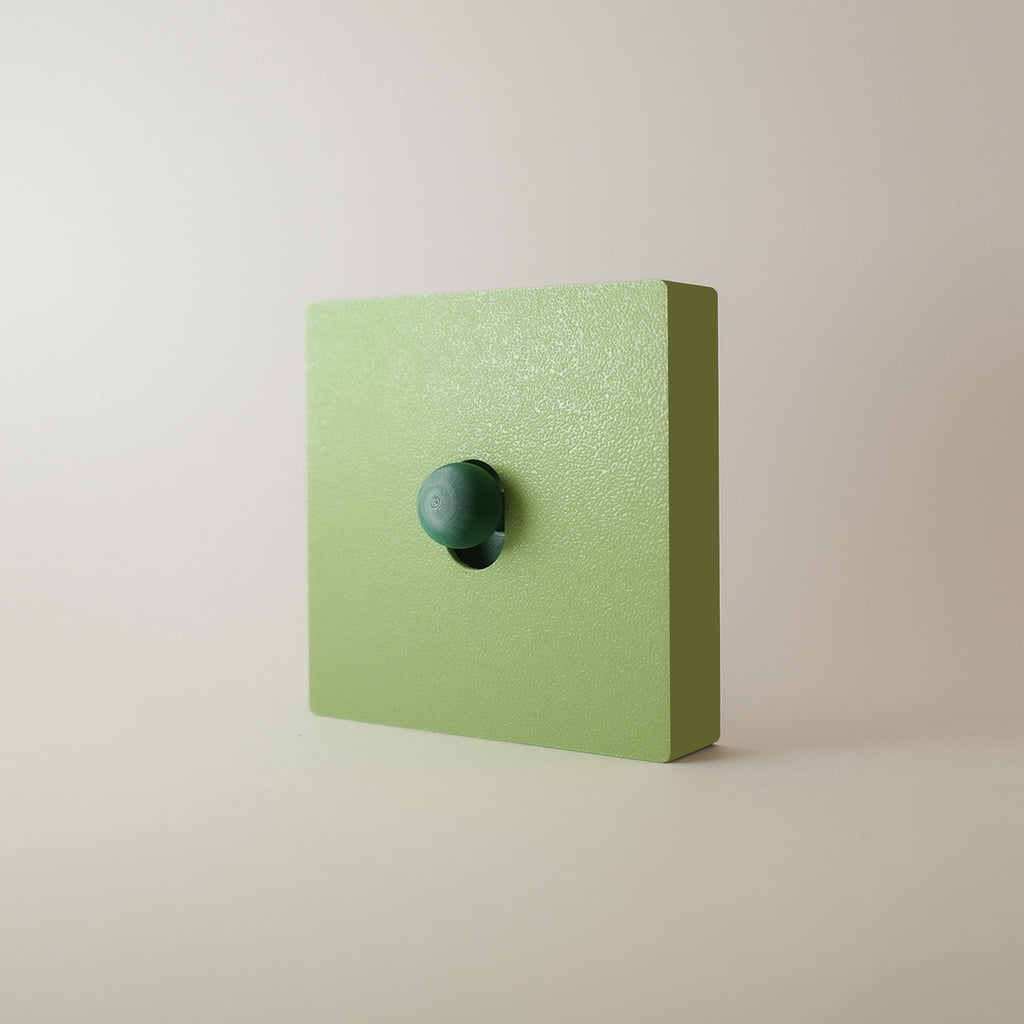 Cache interrupteur Matcha monobloc vert matcha, façade et cadre en une seule pièce, bouton vert cyprès