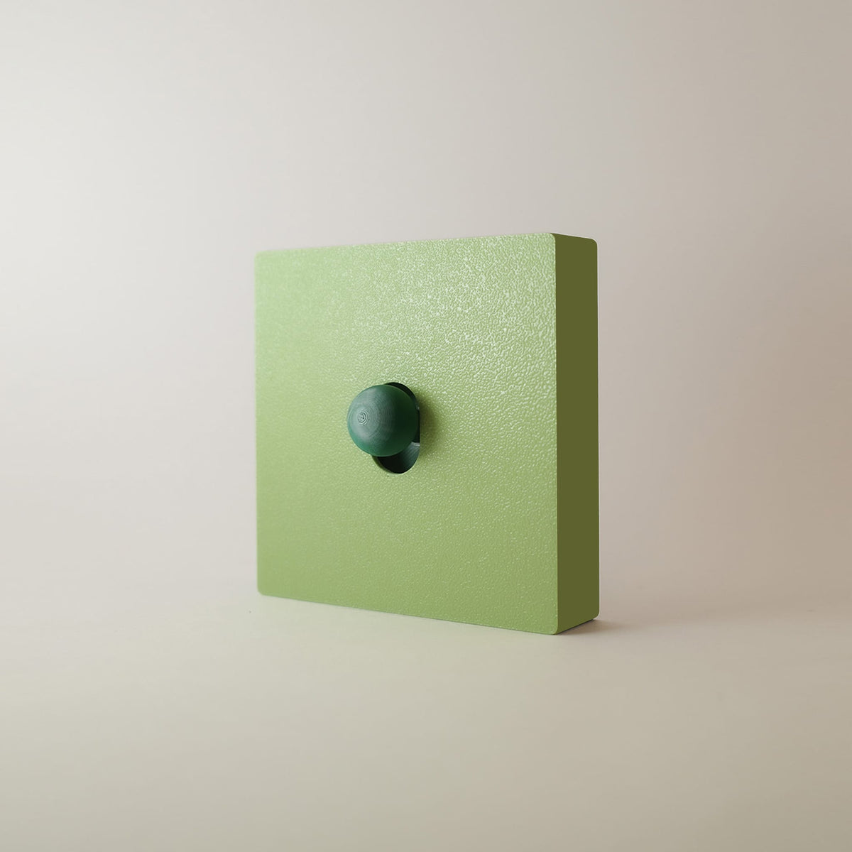 Cache interrupteur Matcha monobloc vert matcha, façade et cadre en une seule pièce, bouton vert cyprès