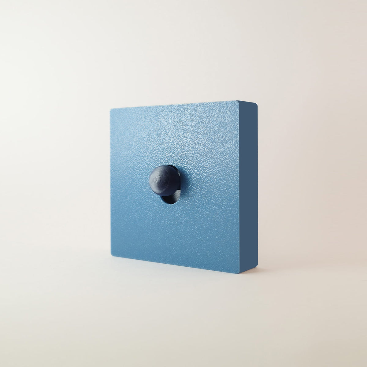 Cache interrupteur Maya monobloc bleu maya, façade et cadre en une seule pièce, bouton bleu nuit