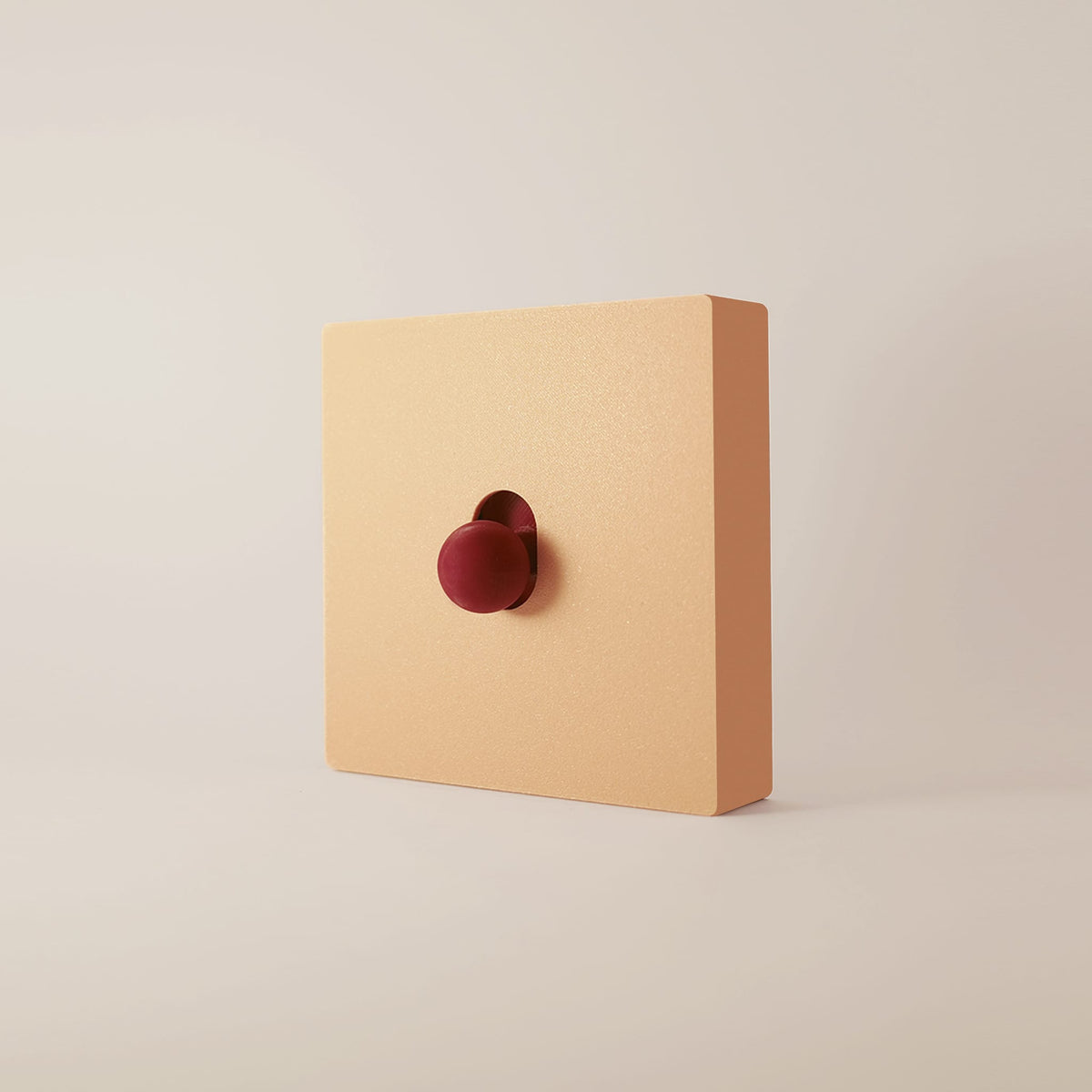Cache interrupteur Melba monobloc beige, façade et cadre en une seule pièce, bouton rouge érable