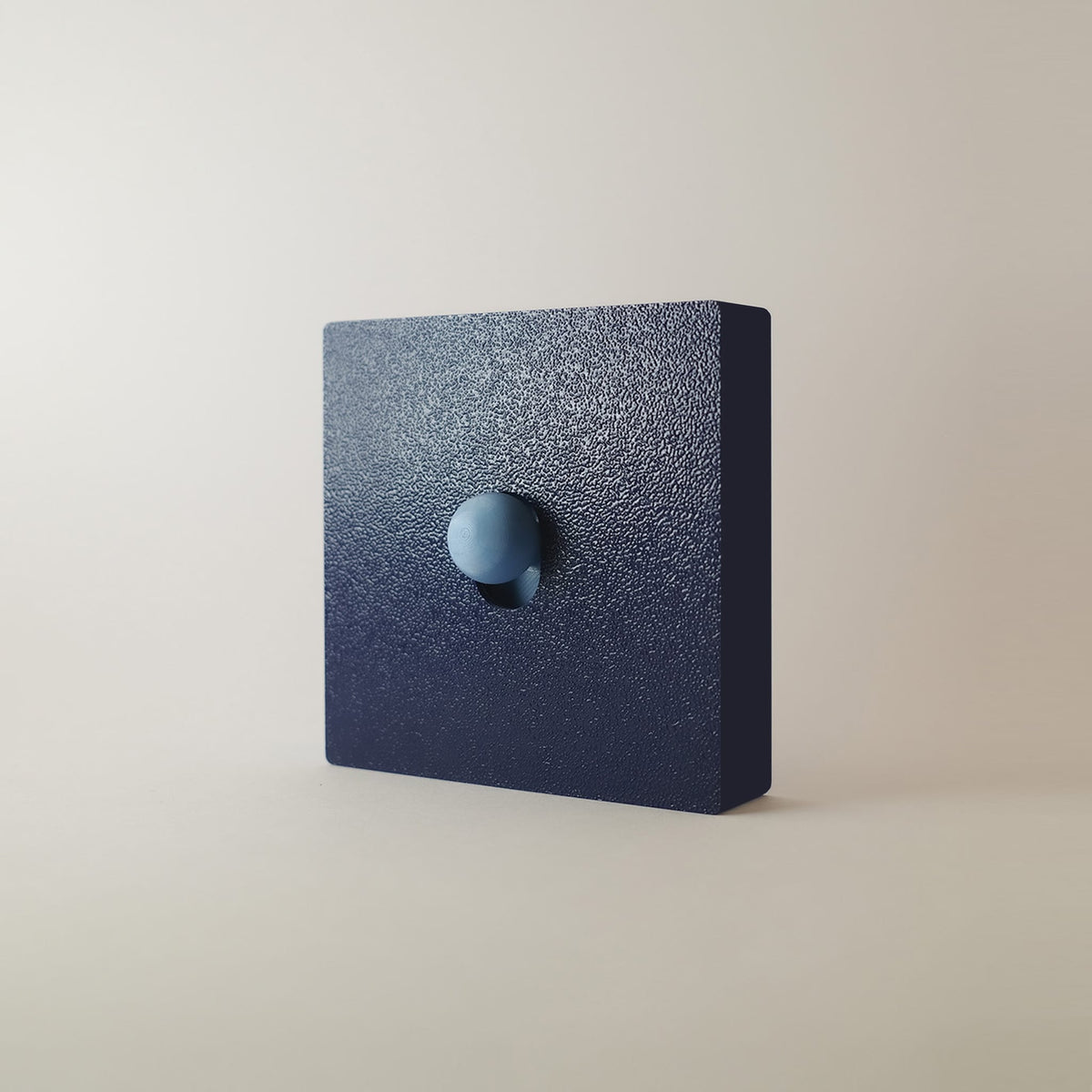 Cache interrupteur Minuit monobloc bleu nuit, façade et cadre en une seule pièce, bouton bleu maya