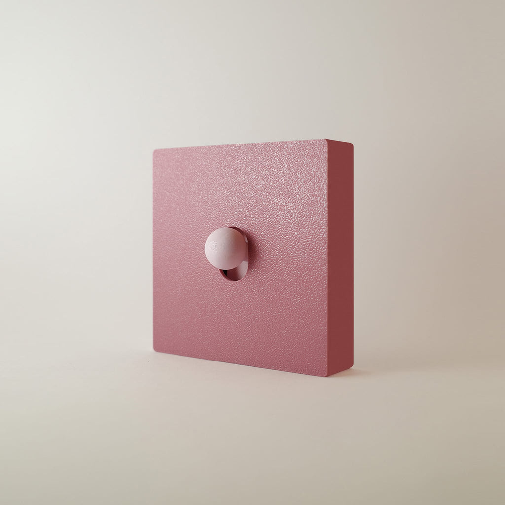 Cache interrupteur Pivoine monobloc rose pivoine, façade et cadre en une seule pièce, bouton rose poudré