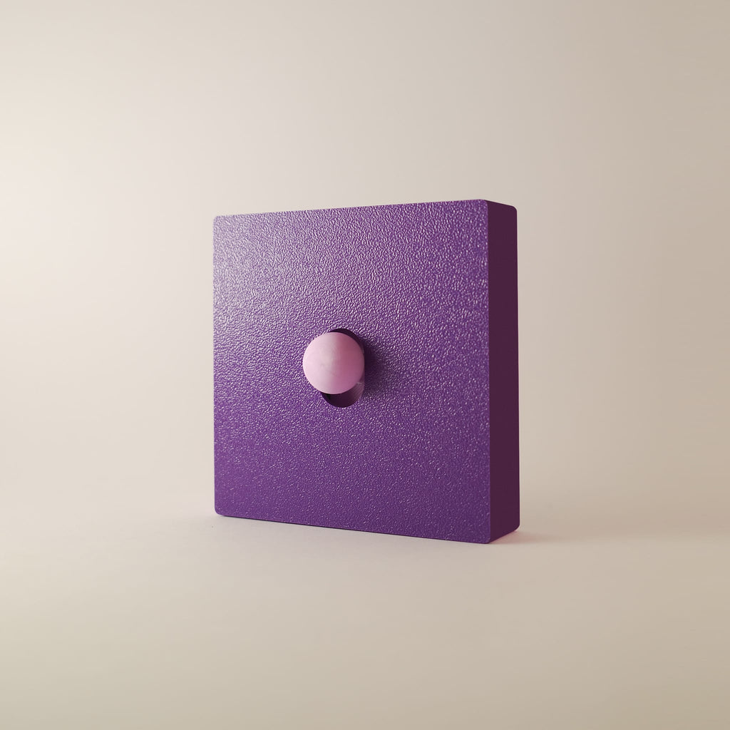 Cache interrupteur Plum monobloc violet indigo, façade et cadre en une seule pièce, bouton violet lila